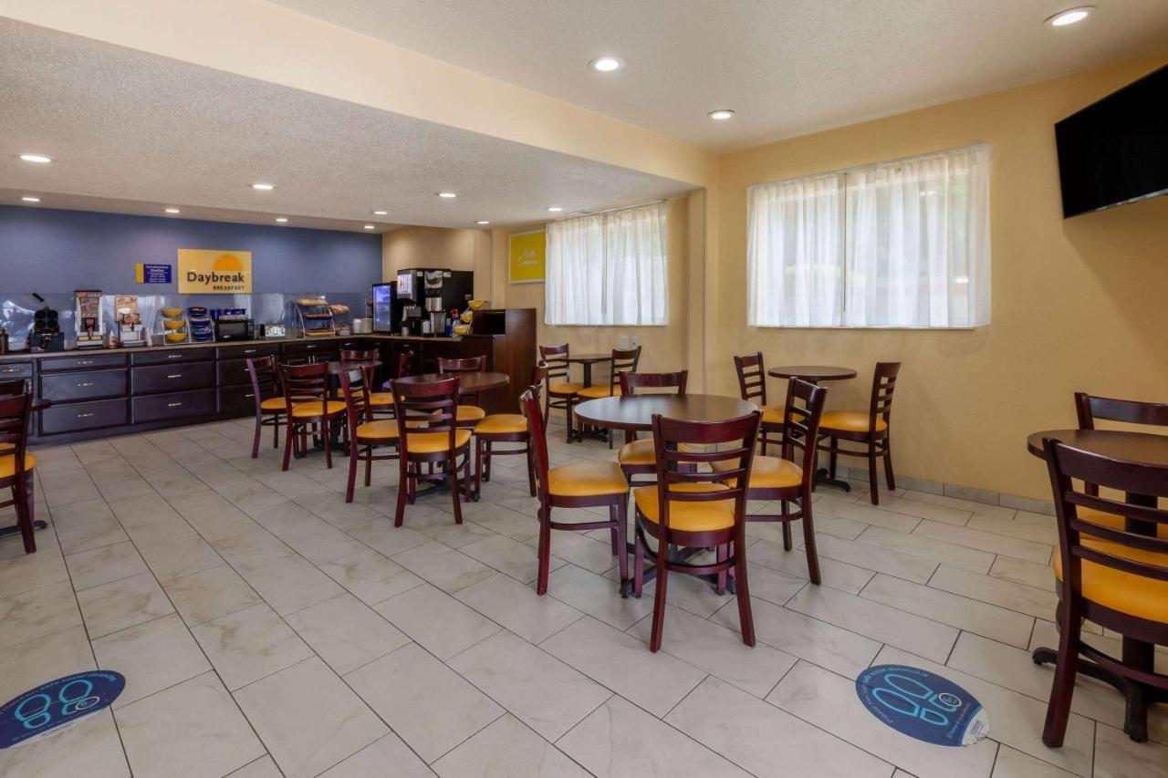 Days Inn By Wyndham Charles Town Exterior foto